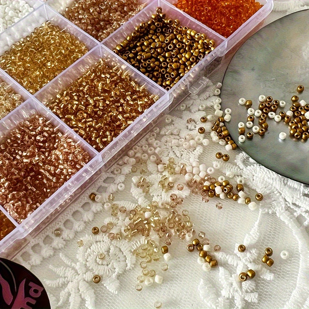 14400 Stück Rocailles, 2mm Weiße & Champagnerfarbene Glasperlen, Kleine Bastelperlen für Schmuckherstellung, DIY Armband Ohrring Set – Detail 3