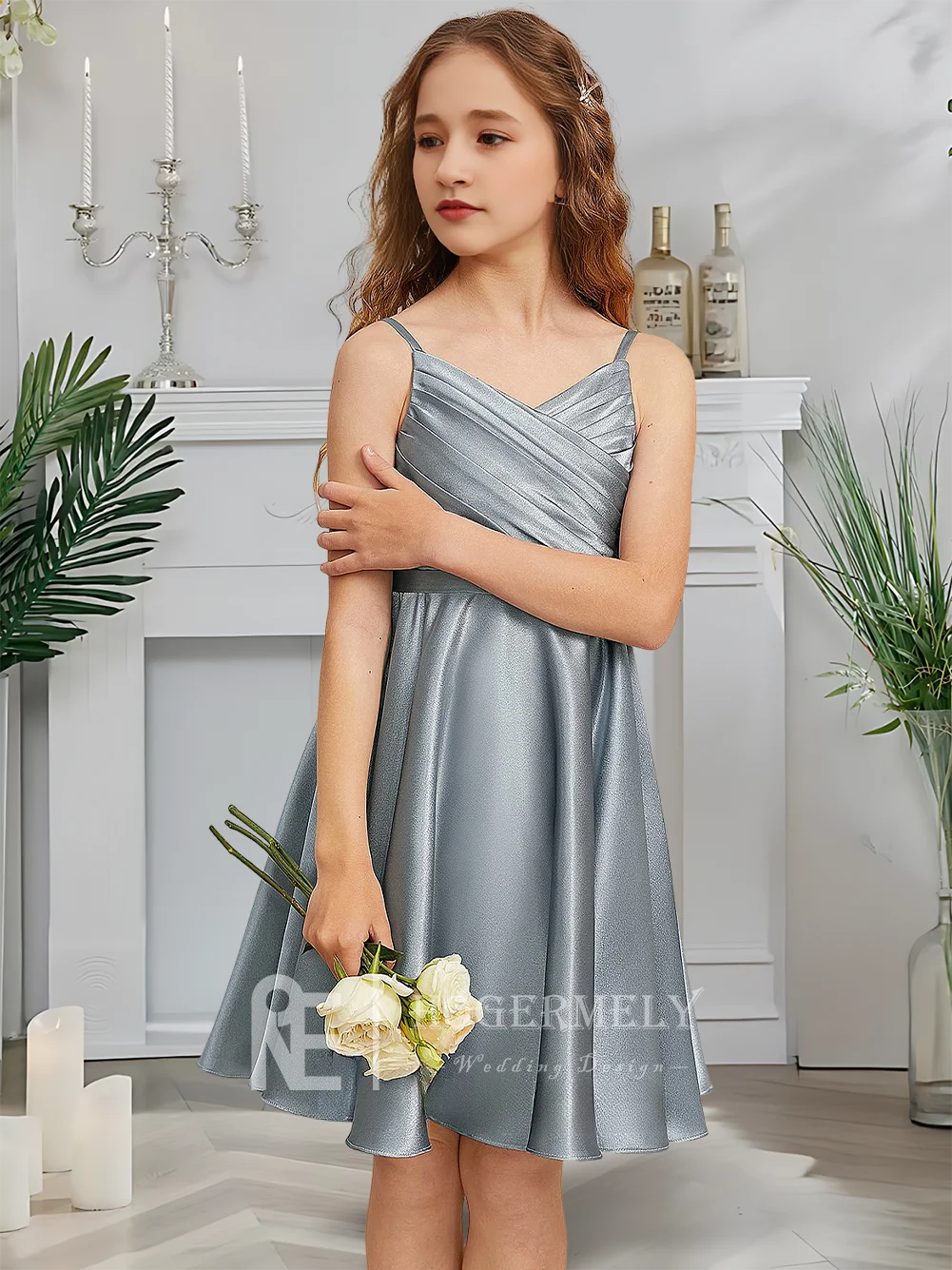 Vestido de dama de honor junior con cuello en V de diseñador, vestido de niña de flores azul brumoso, corte en A, satén elástico, hasta la rodilla, jardín, boda