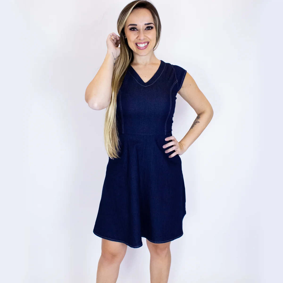 Vestido Feminino Jeans Escuro Midi Liso com Bolsos Moda Feminina Look Estilo Fabricação Nacional