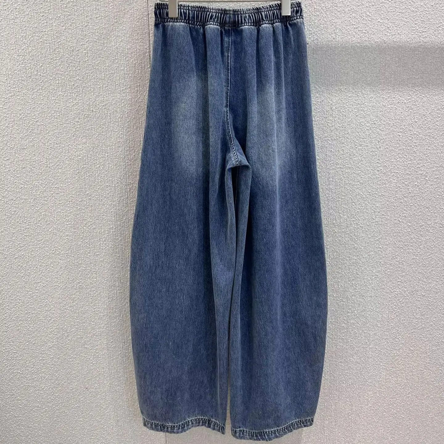 

2025 Early Autumn New Letter Embossed Elastic Waist Denim Trousers Letter Embossed Dark Gray Distressed Light Blue Retro
