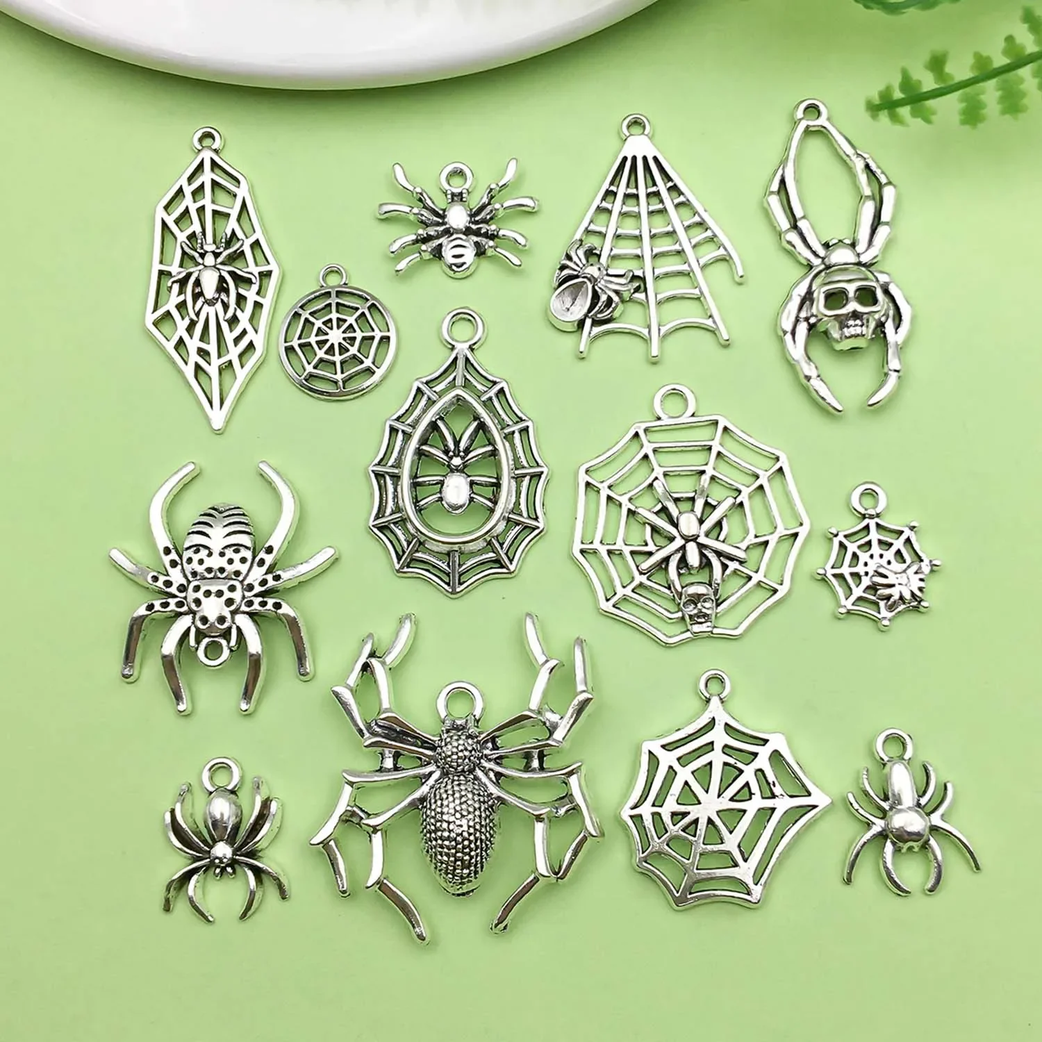 10/13 sztuk antyczne srebrzyste dekoracje na Halloween Charms, stop czaszka pająk, pająk sieć wisiorki dla majsterkowiczów akcesoria do wyrobu biżuterii — zdjęcie 2