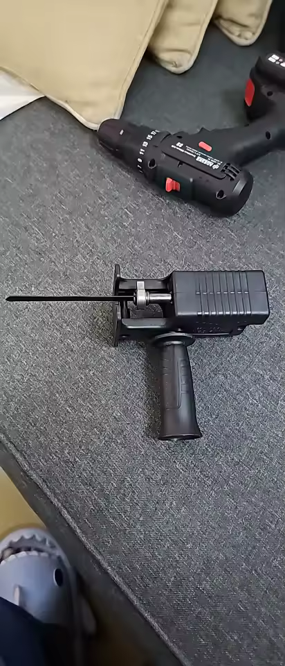 Cliente mostrando el adaptador de sierra FORGEX™