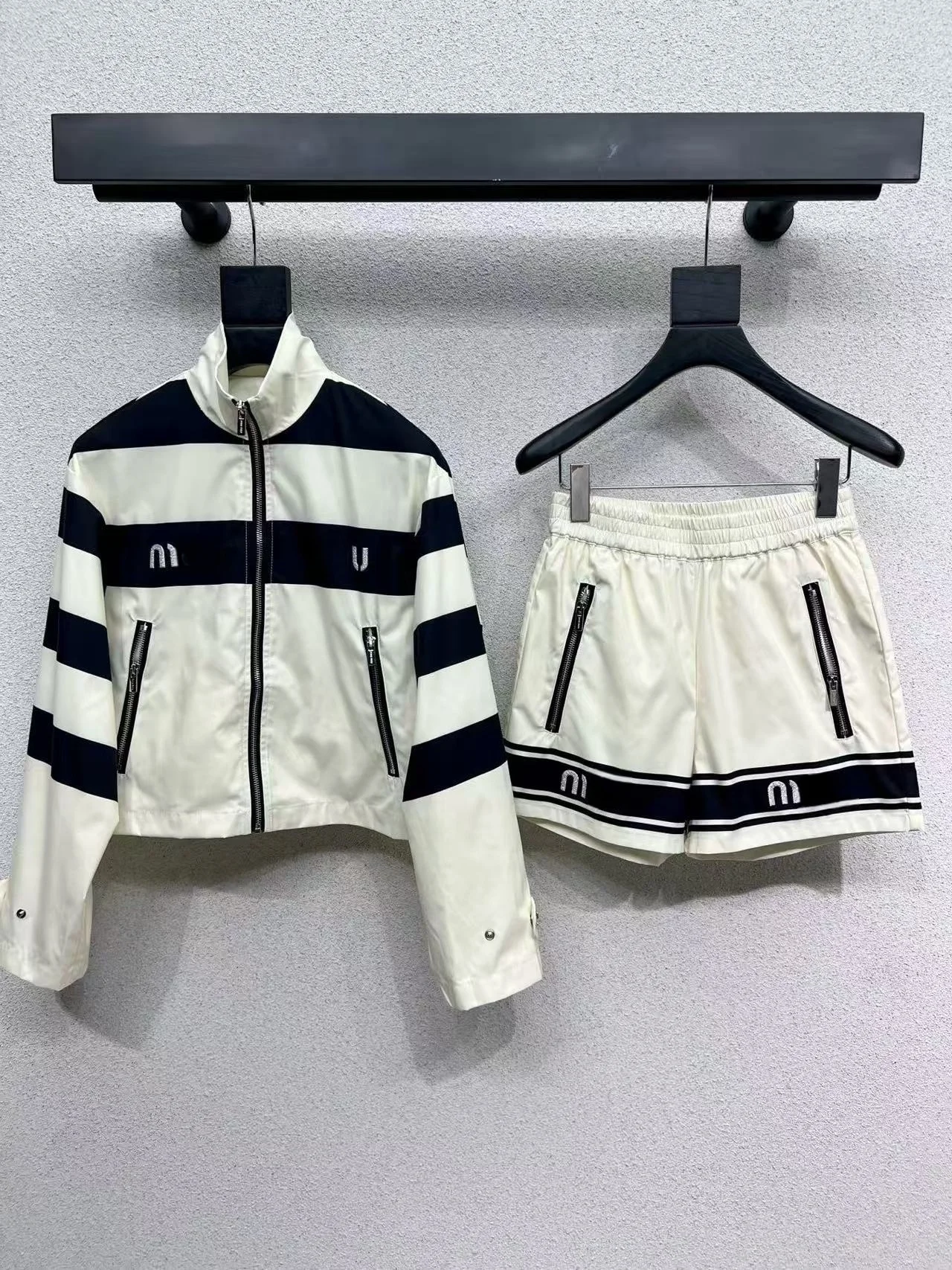 طقم رياضي مخطط للنساء جاكيت وسروال قصير أنيق مكون من قطعتين ملابس رياضية غير رسمية تخفيضات كبيرة #1