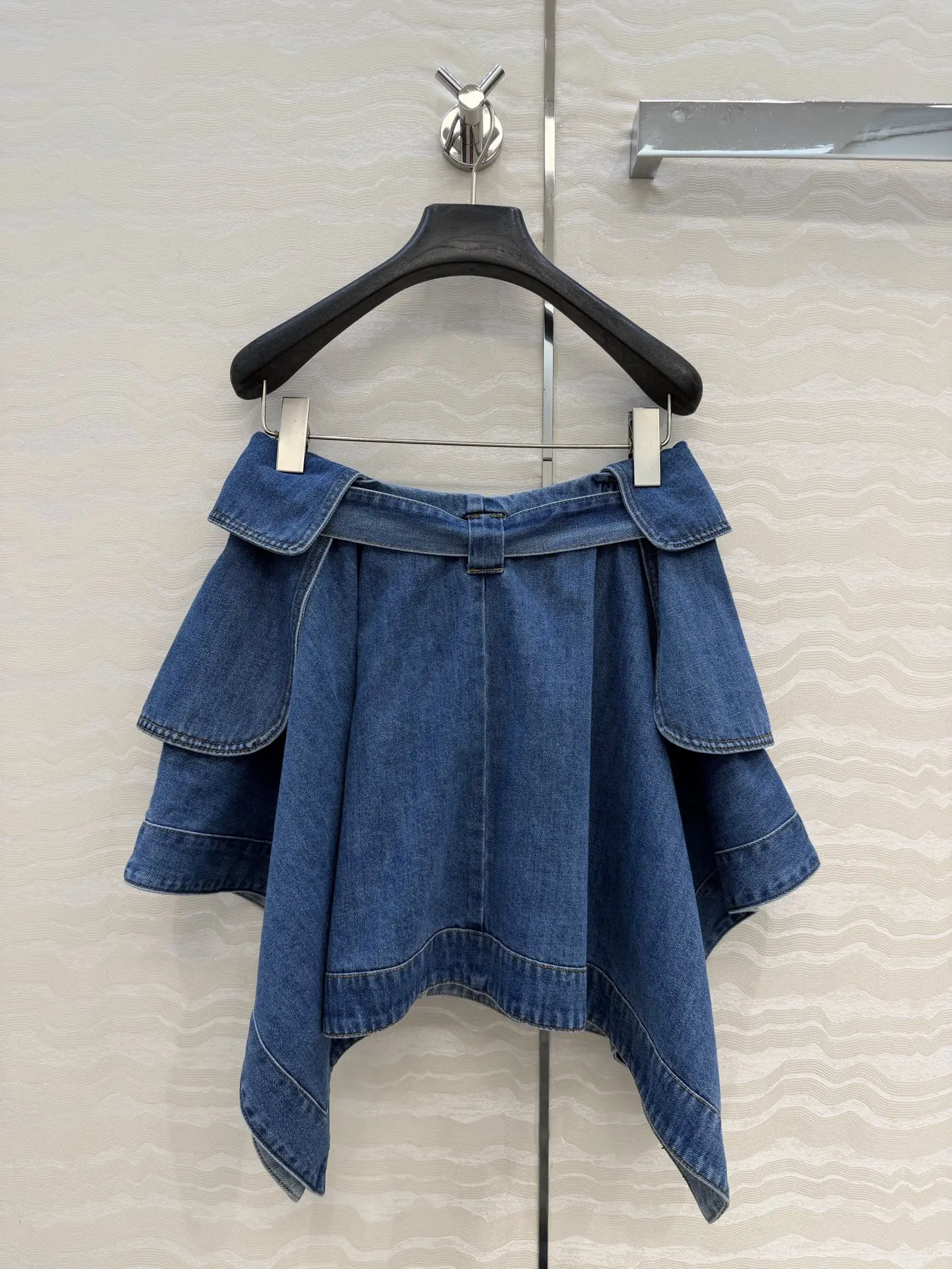 

Новинка Весна 2026: Женская джинсовая мини-юбка в молодежном стиле с асимметричным дизайном, стройнящая фигуру