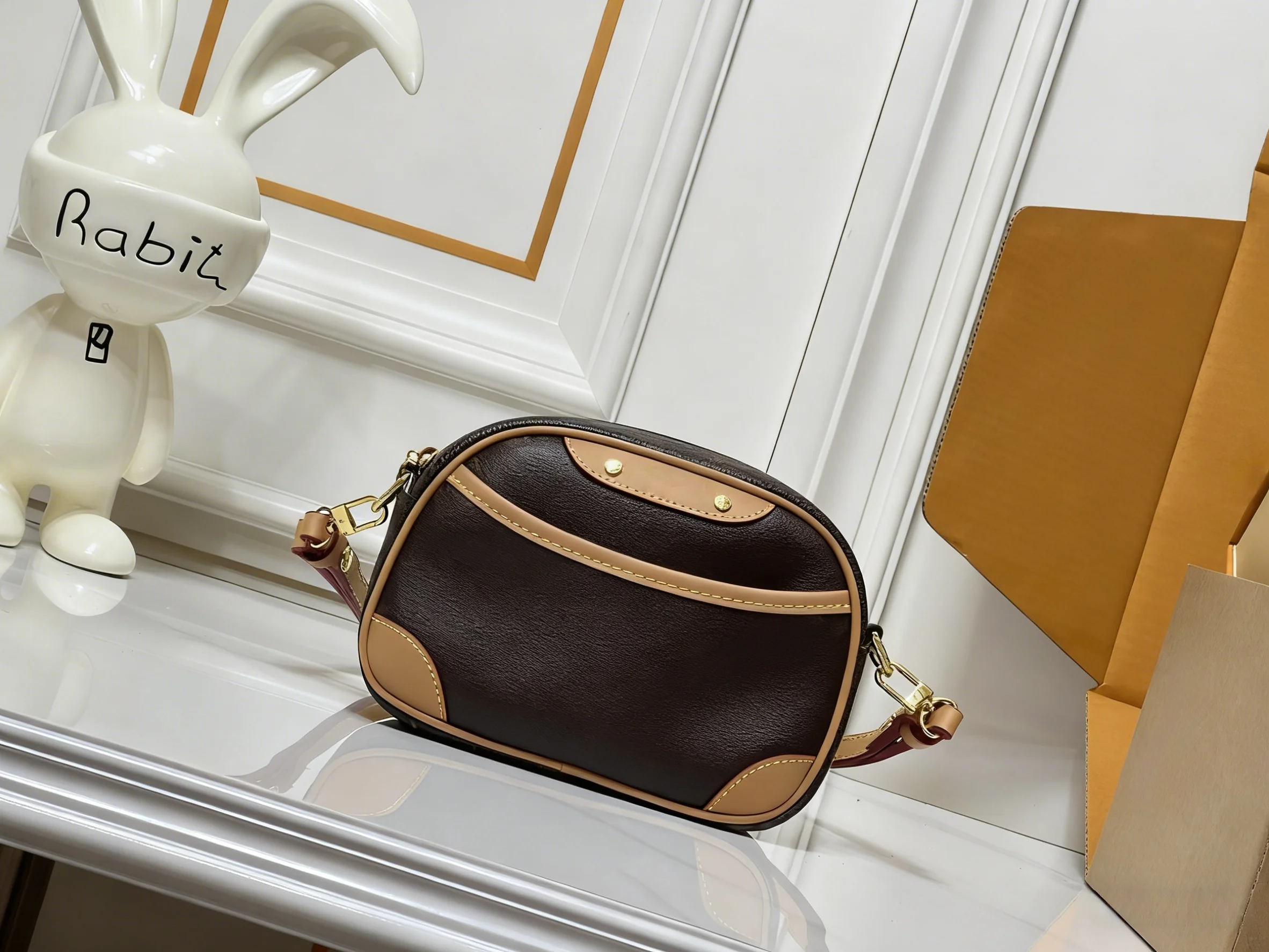 

2025 New SIZE: 13x6x19 CM Fashionable Versatile bags leather cherry Portable can be carried on the shoulder no boxes