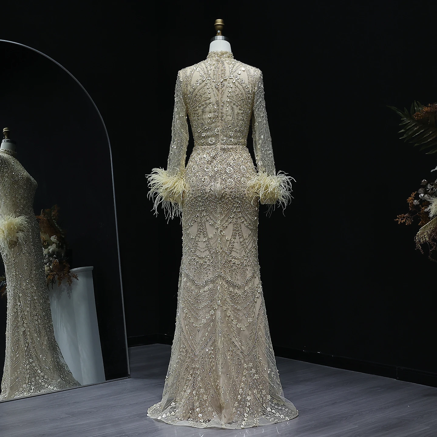 Sharon Said Luksusowa Dubajsko-Perłowa Sukienka Wieczorowa z Niebieskimi Piórami i Długimi Rękawami dla Kobiet na Wesele SS079 Szyta na Miarę