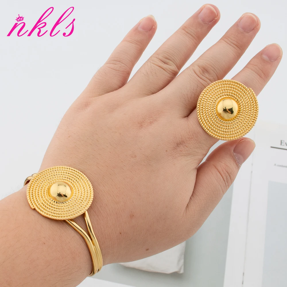 Manschettenarmreif und Ring-Schmuckset für Dubai, afrikanische Frauen, 18 Karat vergoldet, Handarmband, Fingerring, Hochzeiten, Braut, ästhetisches Geschenk – Detail 3