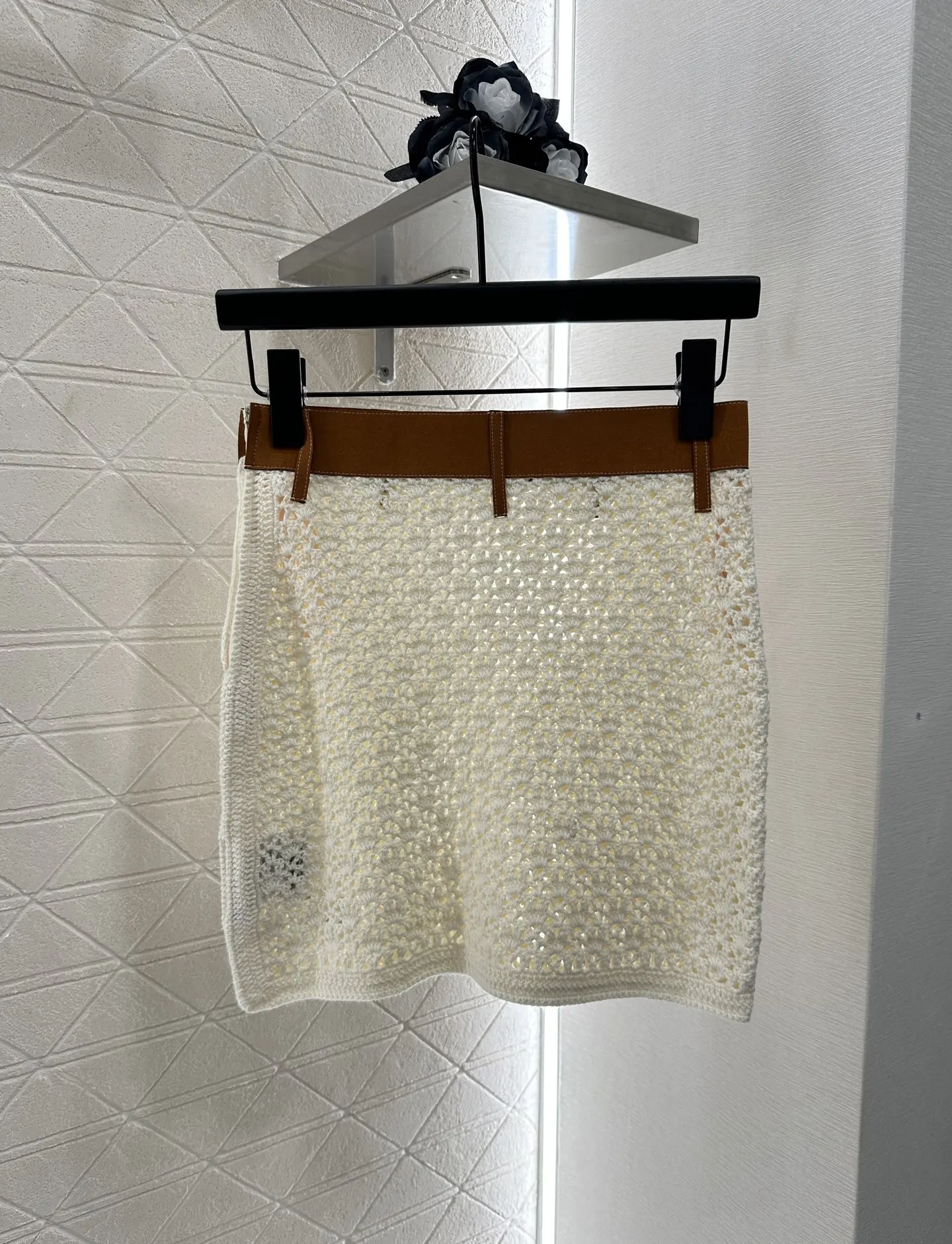 

Summer New White Hollow Temperament High-grade Fashion Exquisite Sexy Short Skirt