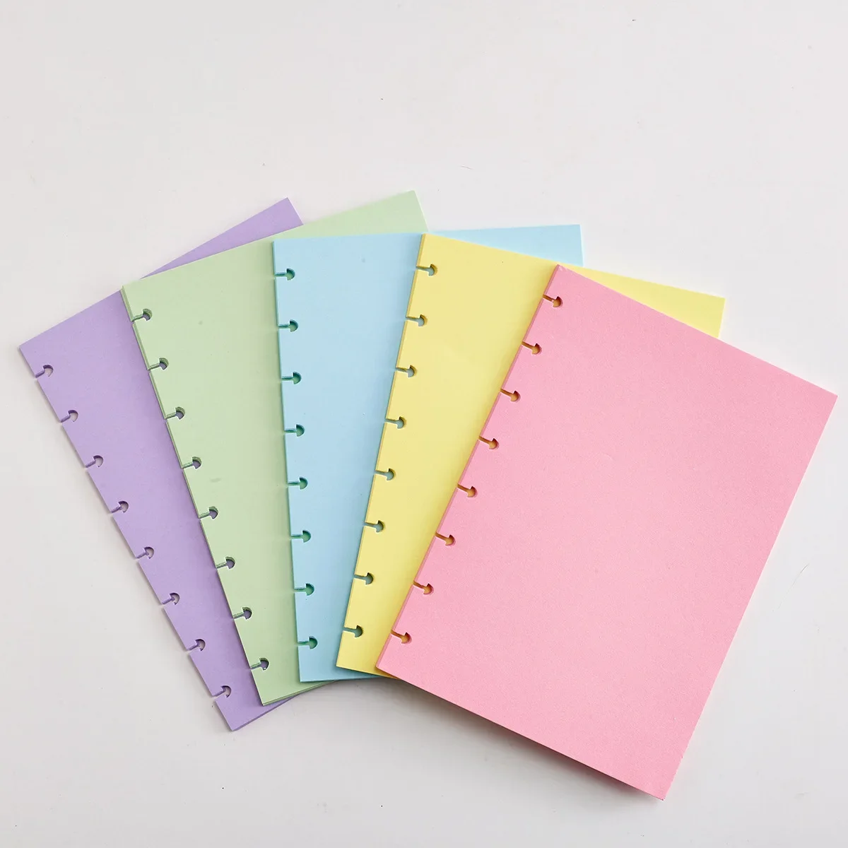 Papier A5 z luźnymi kartkami z trzema otworami Sześć otworów Siedem otworów Pusta strona wewnętrzna Otwór grzybkowy Wymienny rdzeń Strona wewnętrzna — zdjęcie produktu 7