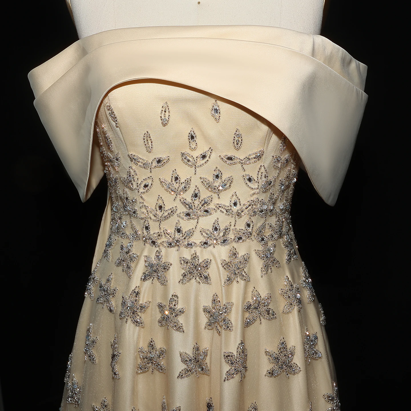 Sharon Said Luxuriöses gelbes Satin-Abendkleid aus Dubai mit Cape, schulterfrei, für arabische Frauen, Hochzeitsfeierkleider SS455, maßgeschneidert – Detail 27