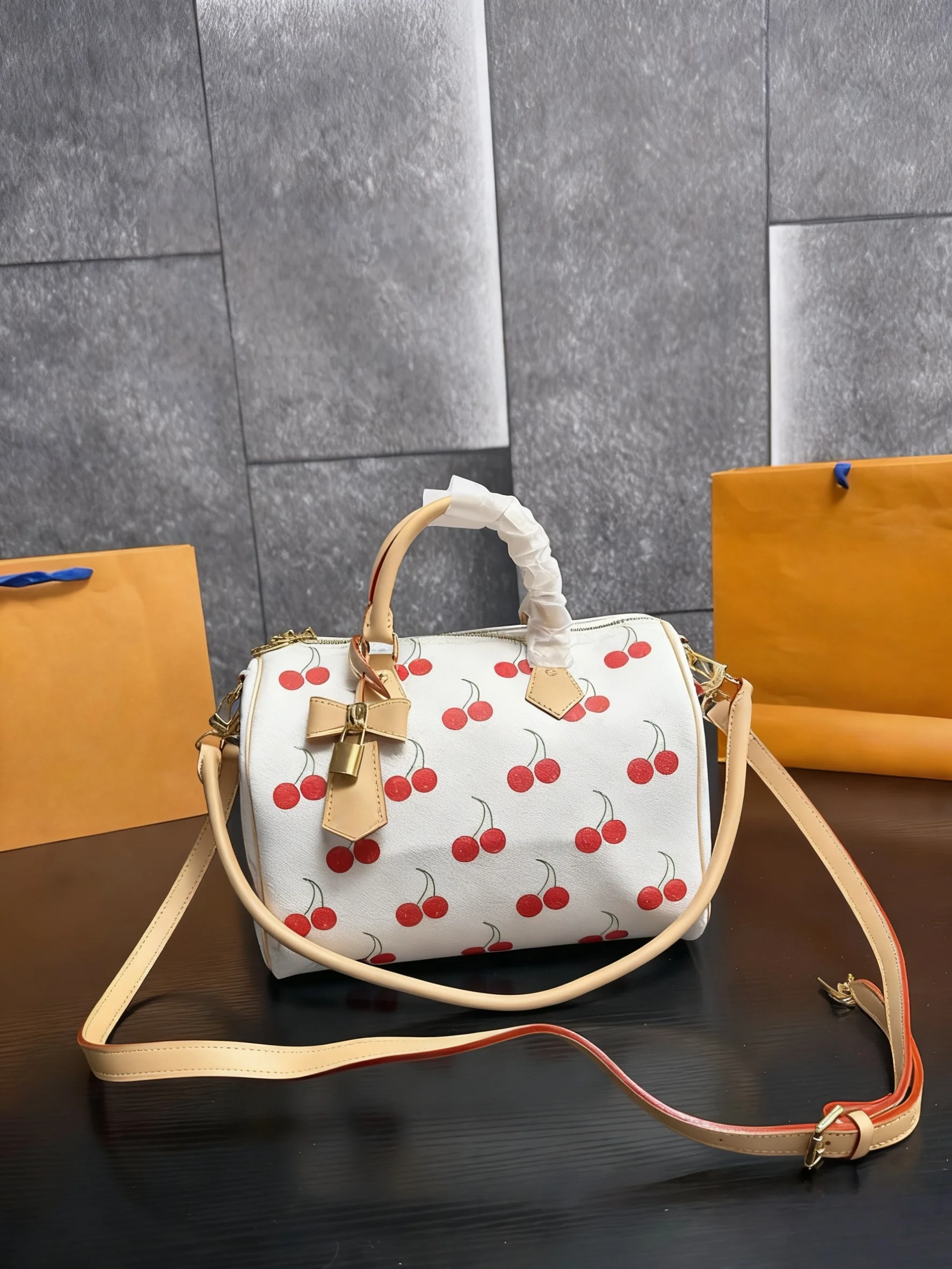 

Классическая сумка-подушка на плечо New Cherry Collection Commuter Fashion