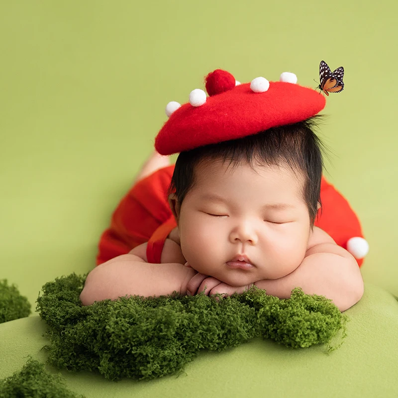 Mushroom Costume Newborn Photo Clothing Cute Beret Dress Shoot Set Mushroom Toy Green Grass Decoration Studio Baby Photo Props