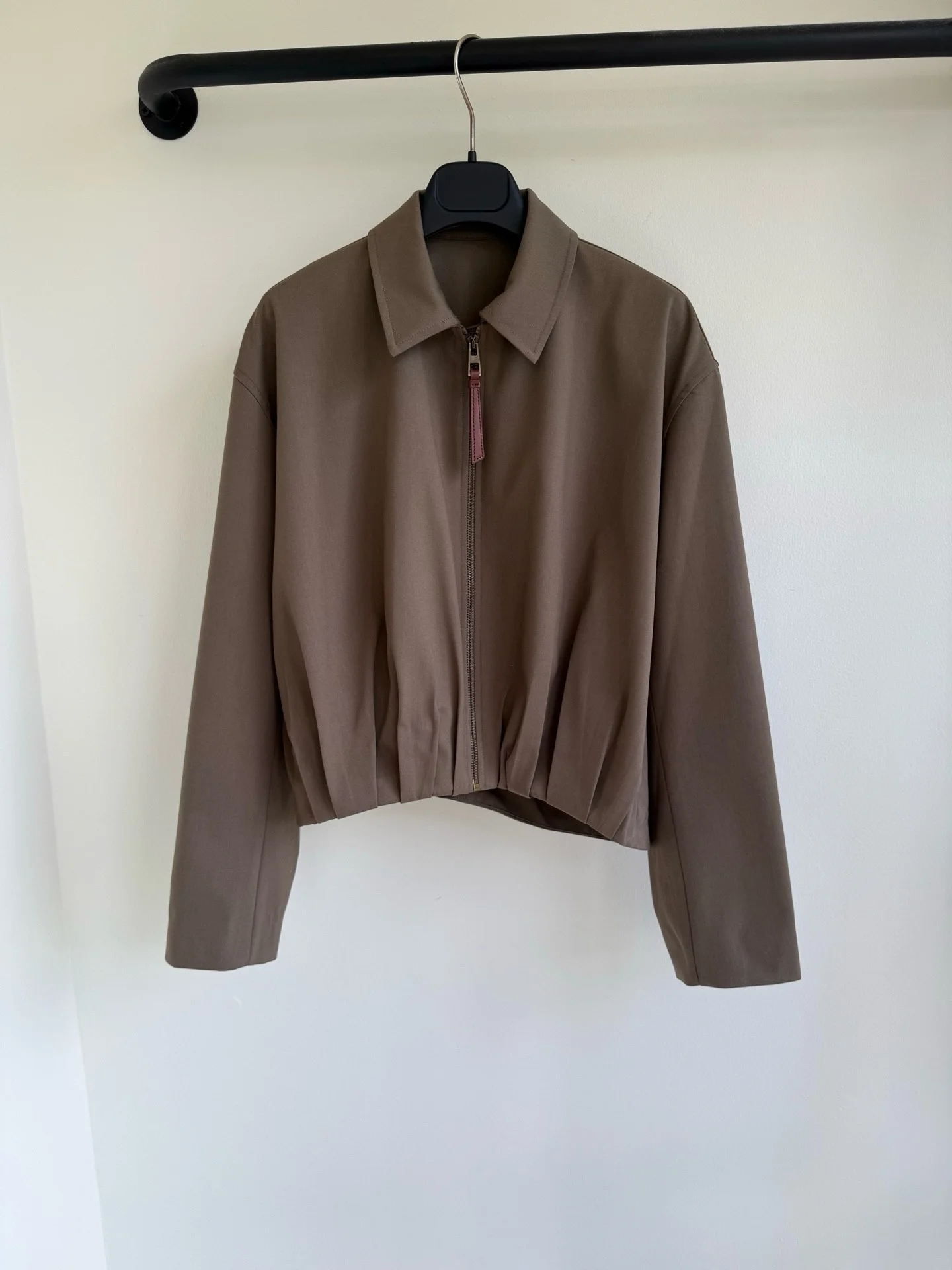 

25 Autumn New Heavy Industry Splicing Drop Feeling Short Zipper Jacket with Waist Folding Design, Personalized, Versatile