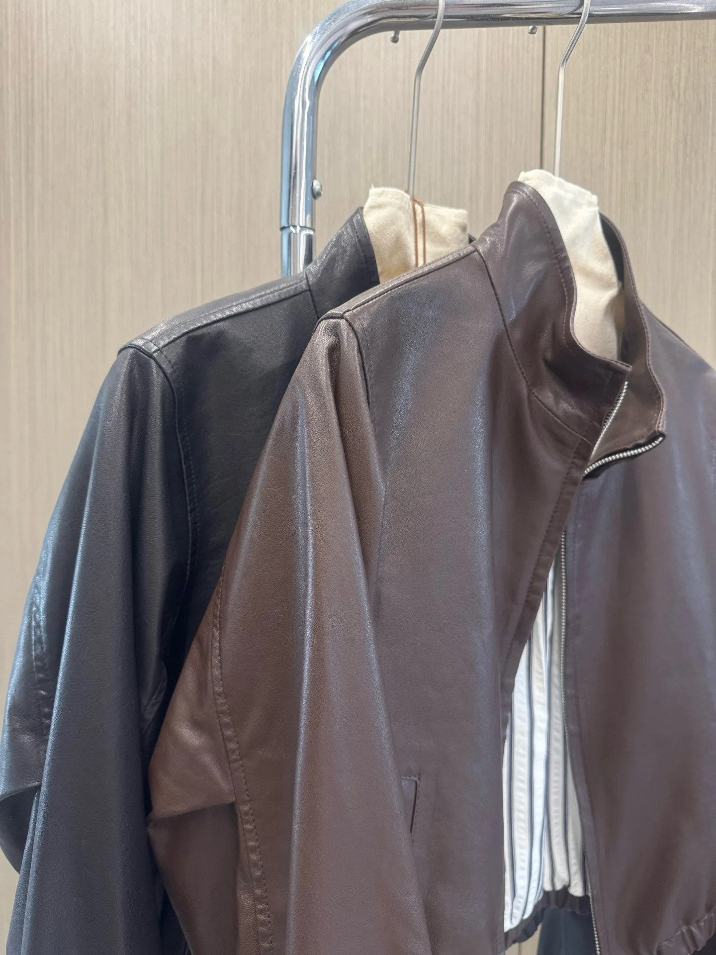 Elegante, lässige Herbst-Damen-Lederjacke mit Reißverschluss