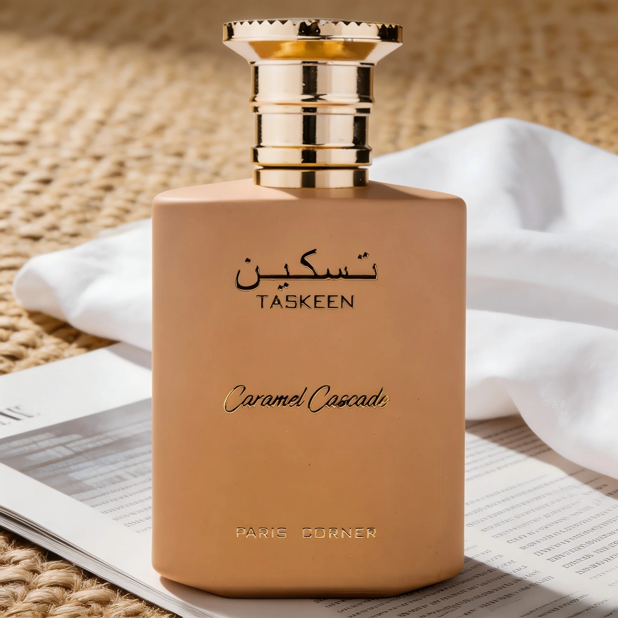 Taskeen Caramel Cascade de Paris Corner para Unisex, Eau de Parfum en Spray de 3.4 oz – Fragancia Gourmand Lujosa y Duradera con Notas Ricas de Caramelo, Vainilla Cremosa, Azúcar Tostado, Suaves Notas Florales Blancas y Acordeos Cálidos de Ámbar y Almizcle.