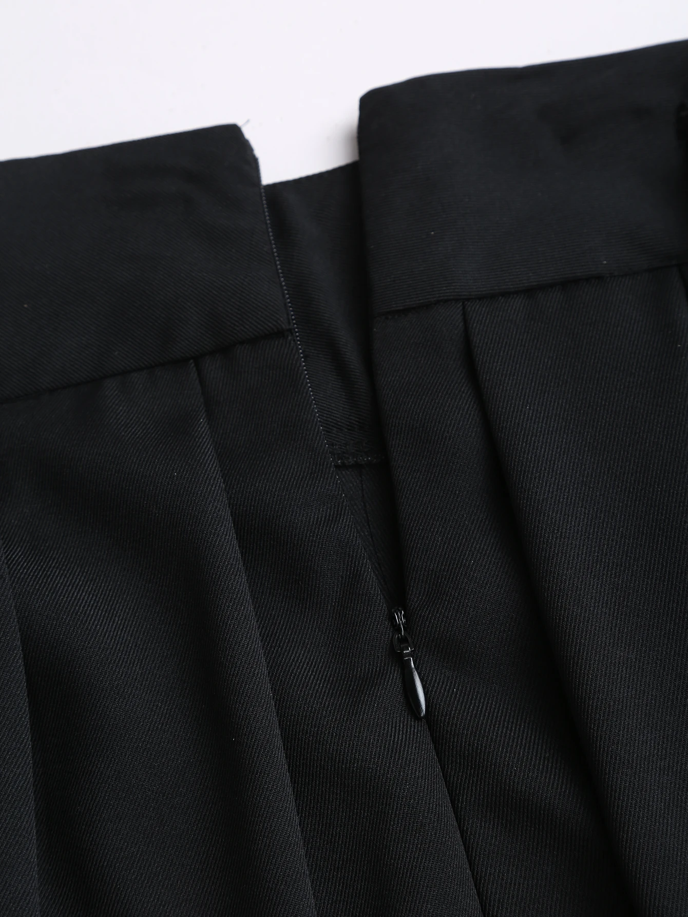 黒のハイウエストプリーツミディスカート（ベルト付き）、黒のウエストシェイプロングプリーツスカート