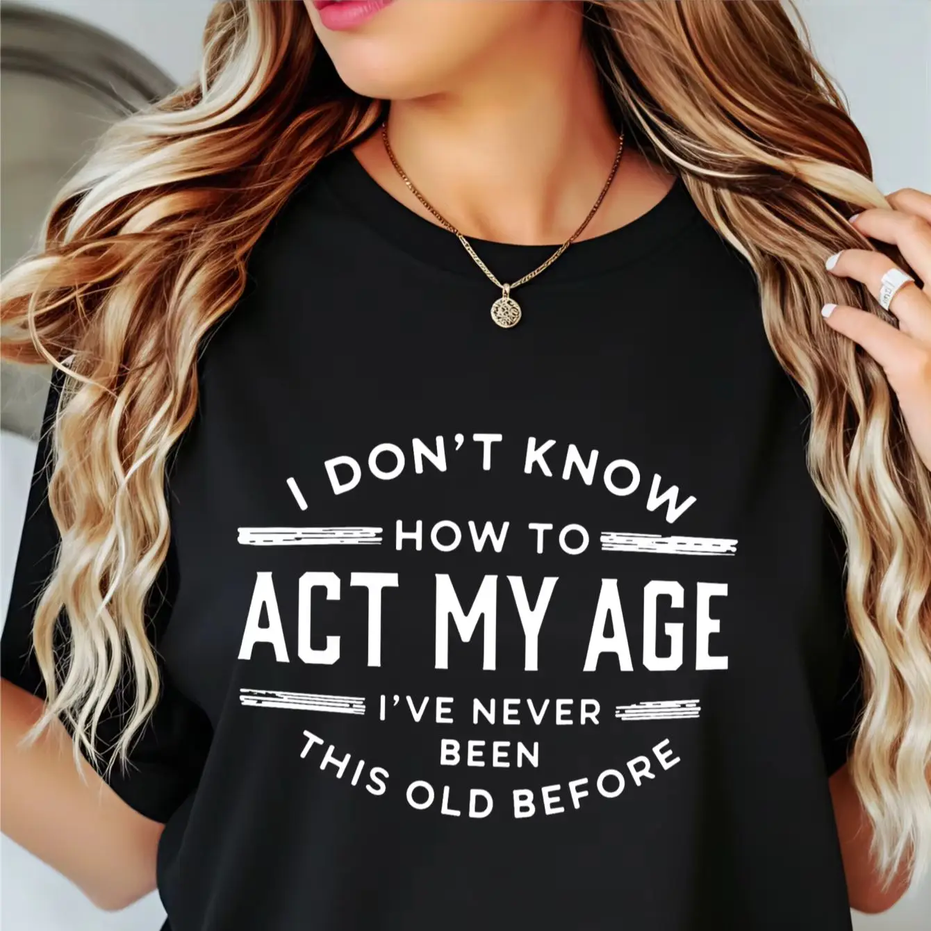No sé cómo comportarme según mi edad, camiseta gráfica negra con humor sobre la edad
