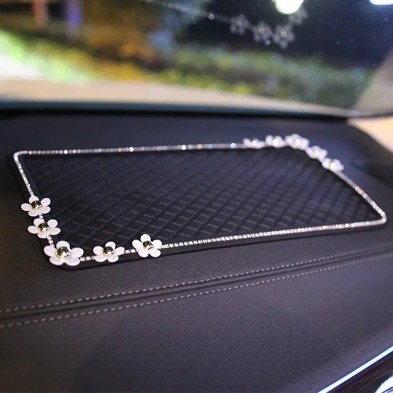 Diamentowa kryształowa stokrotka kwiatowa silikonowa mata antypoślizgowa do telefonu komórkowego GPS Akcesoria samochodowe Przyklejone samochodowe podkładki antypoślizgowe 30x15cm — zdjęcie 2