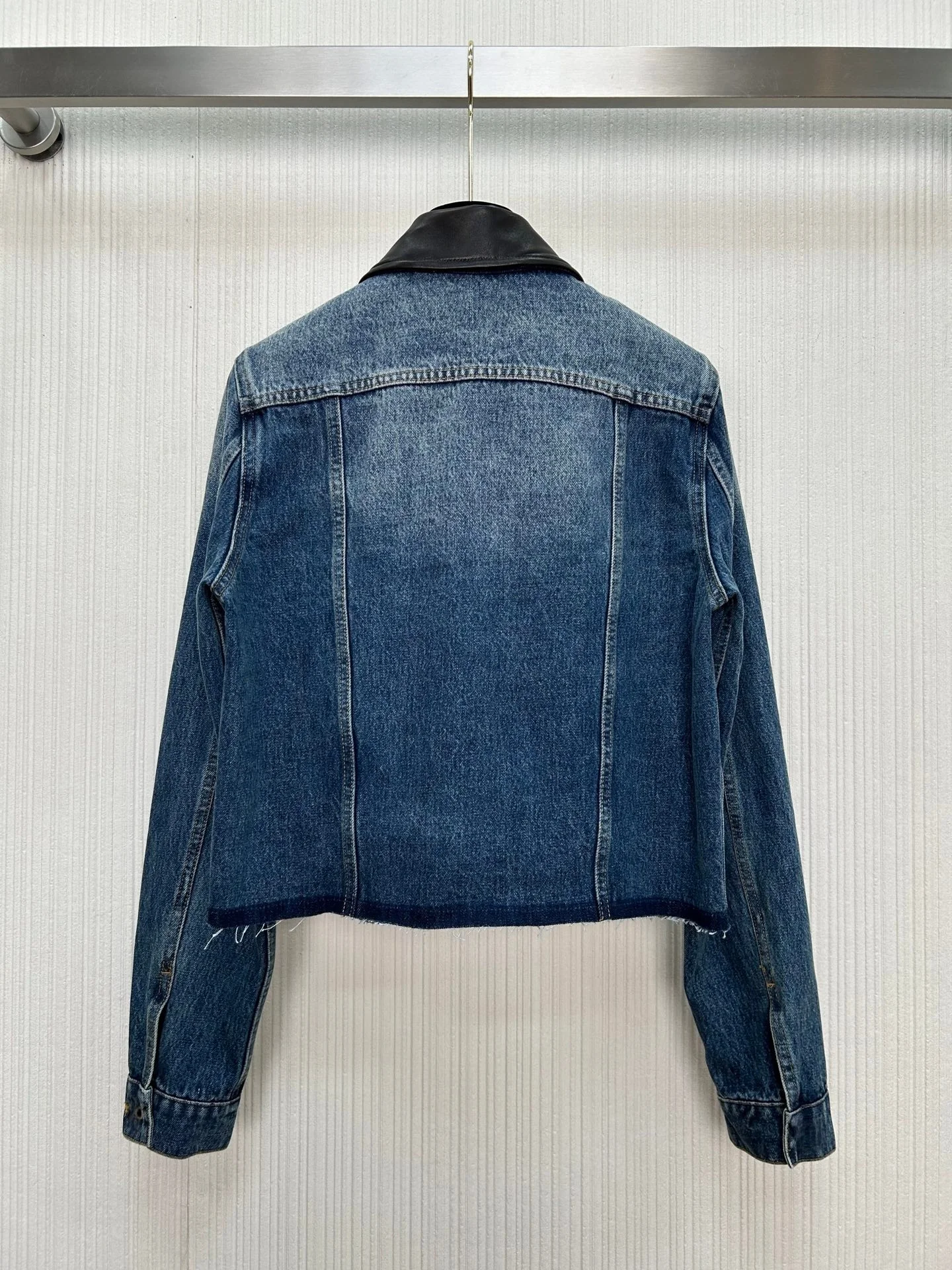 

2025 Early Autumn Fashion Hot Girl Women's Wear Distressed Leather Collar Denim Jacket Fur Edge Washed Danny Denim Women's Jacke