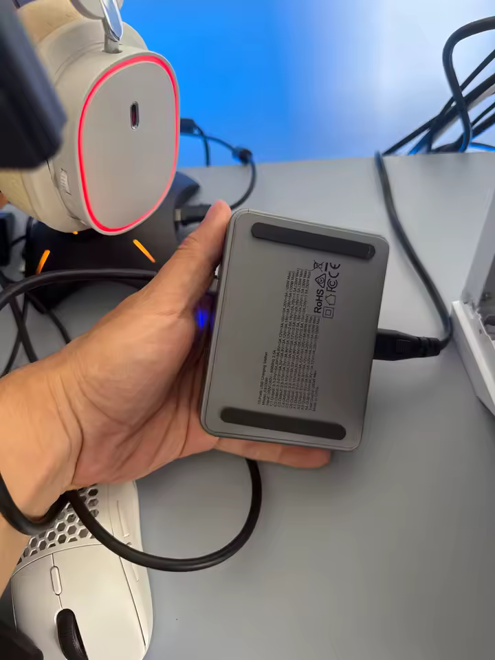 Visão inferior do carregador TopZero mostrando as especificações técnicas e pés de borracha