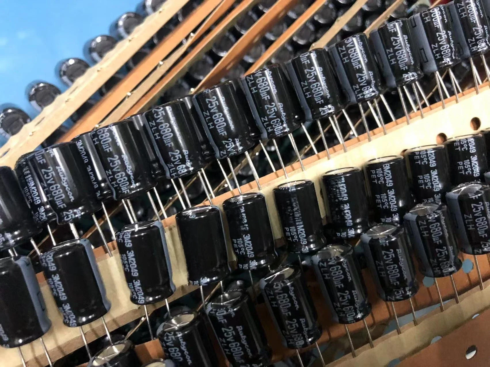 2026 10 szt. NOWE RUBYCON ZLH 25V680UF 10X16MM 105 stopni 680UF/25V kondensatory wysokiej częstotliwości o niskiej rezystancji i długiej żywotności zlh 680Uf 25v — zdjęcie 2