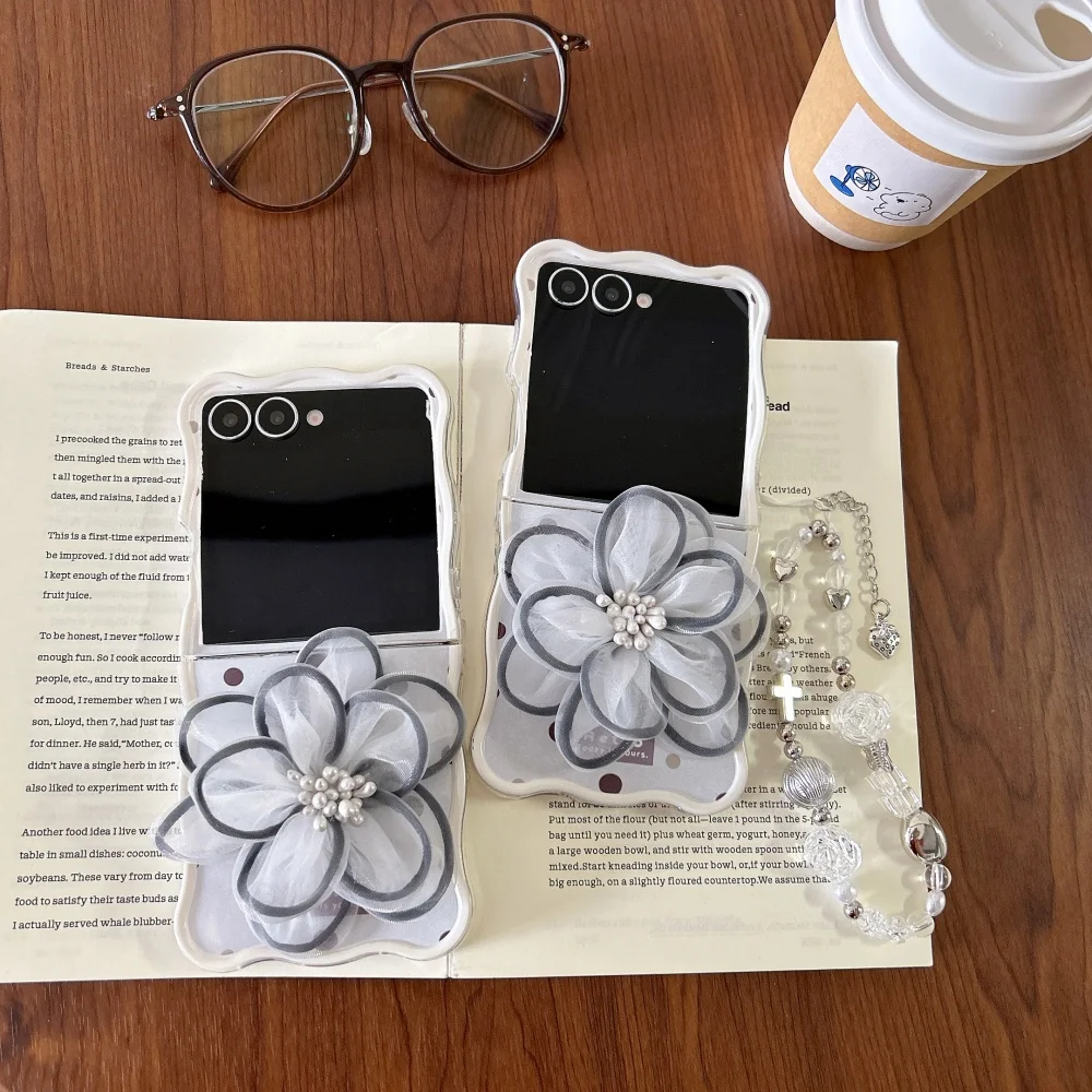 

Artistic 3D Pearl Mesh Flower Phone Case for Samsung Z Flip3 4/5/6/7, New Trendy Shockproof and Drop-Proof Protective Case