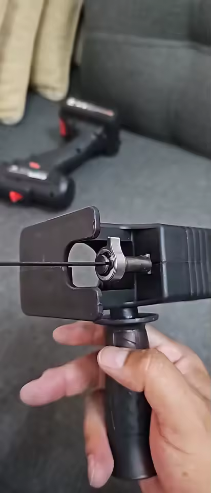 Cliente mostrando el adaptador de sierra FORGEX™