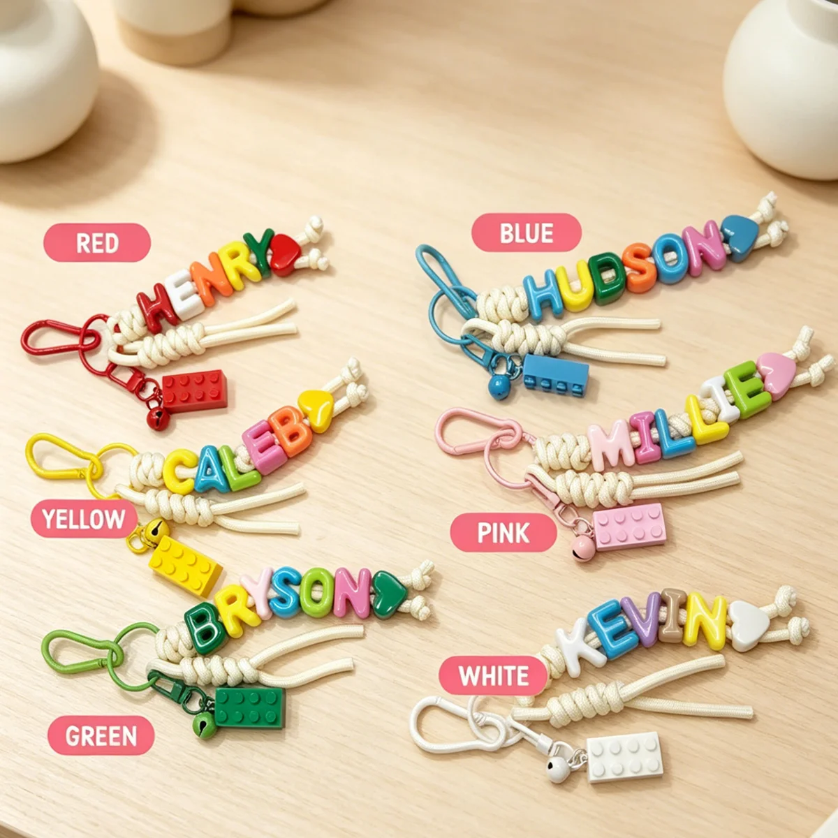 1 Stück personalisierter Schlüsselanhänger mit Quaste und Glöckchen – handgefertigter geflochtener Taschenanhänger, personalisiertes Taschenaccessoire, Abschlussgeschenk – Detail 2