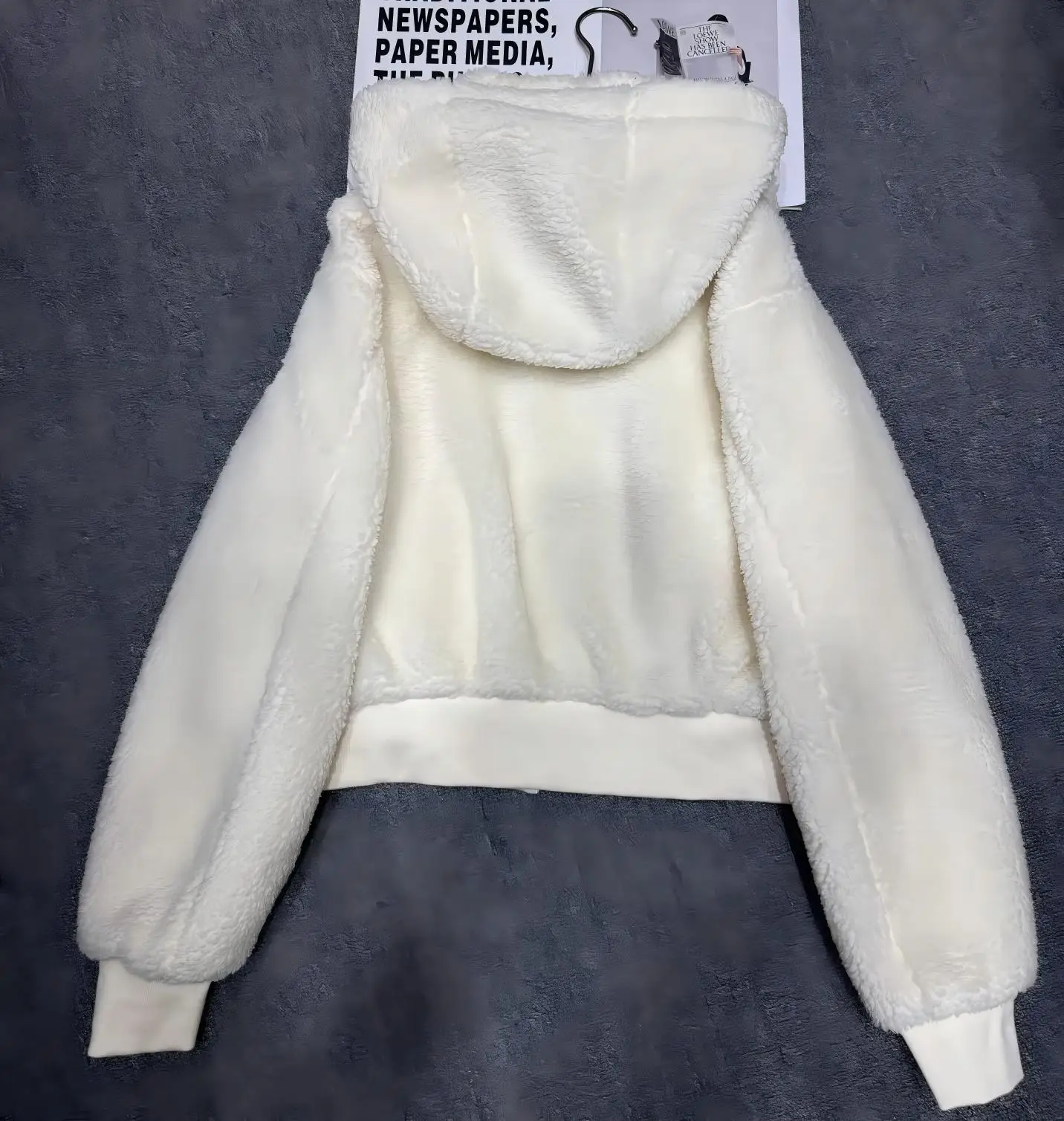 

Зима Must-Have 2025! Женская плюшевая куртка с короткими рукавами и цветными блоками — с капюшоном, теплая и модная, идеально подходит для повседневного отдыха