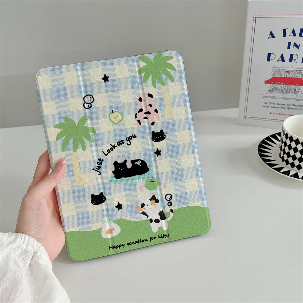 

Новый милый чехол в клетку с весенним котиком для iPad A16 2024 11 дюймов, 2025 Air 5/4 10.9 дюймов, iPad 10 9.7, 10.2/10.5, Mini 6/5, с держателем для стилуса.