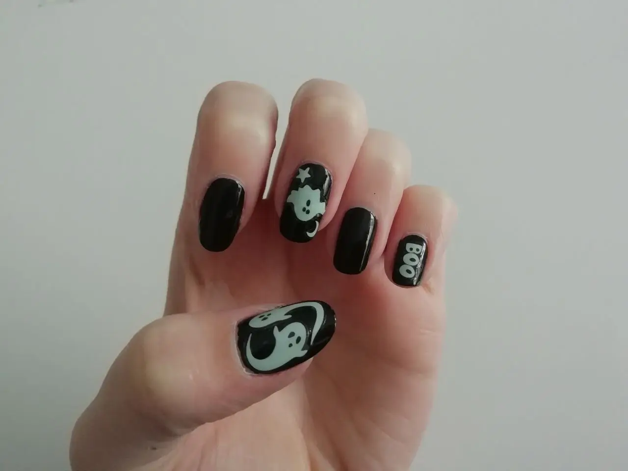 2pcs Luminous Halloween Spooky Nail Stickers White Ghost Pumpkin Design Decals Glow in The Dark Manicure Nail Art Decorations photo review
