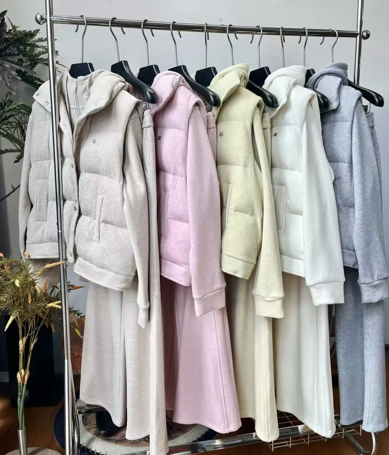 

Осенне-зимний комплект из трех предметов: жилет с воротником-стойкой и костюм с капюшоном