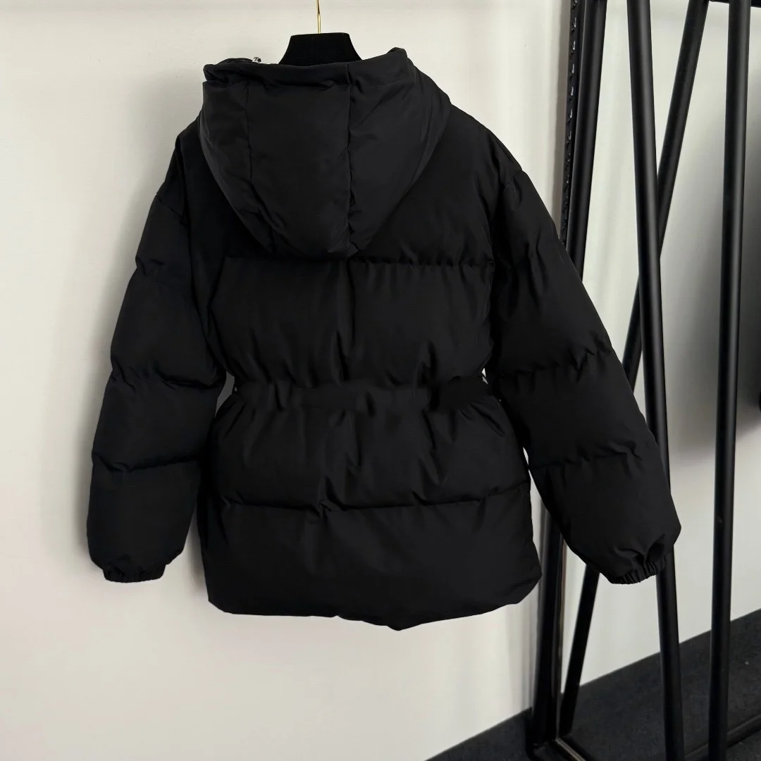 

Новая коллекция женской одежды осень/зима 2025: хлопковая стеганая куртка с длинными рукавами и капюшоном на талии с черным поясом