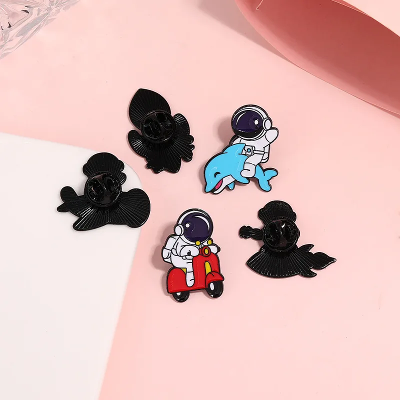 Creative Fun Cartoon Astronaut Enamel Brooch Spaceship Rocket Versatile Lapel Pin Backpack Clothing Hat Accessories Metal Badge