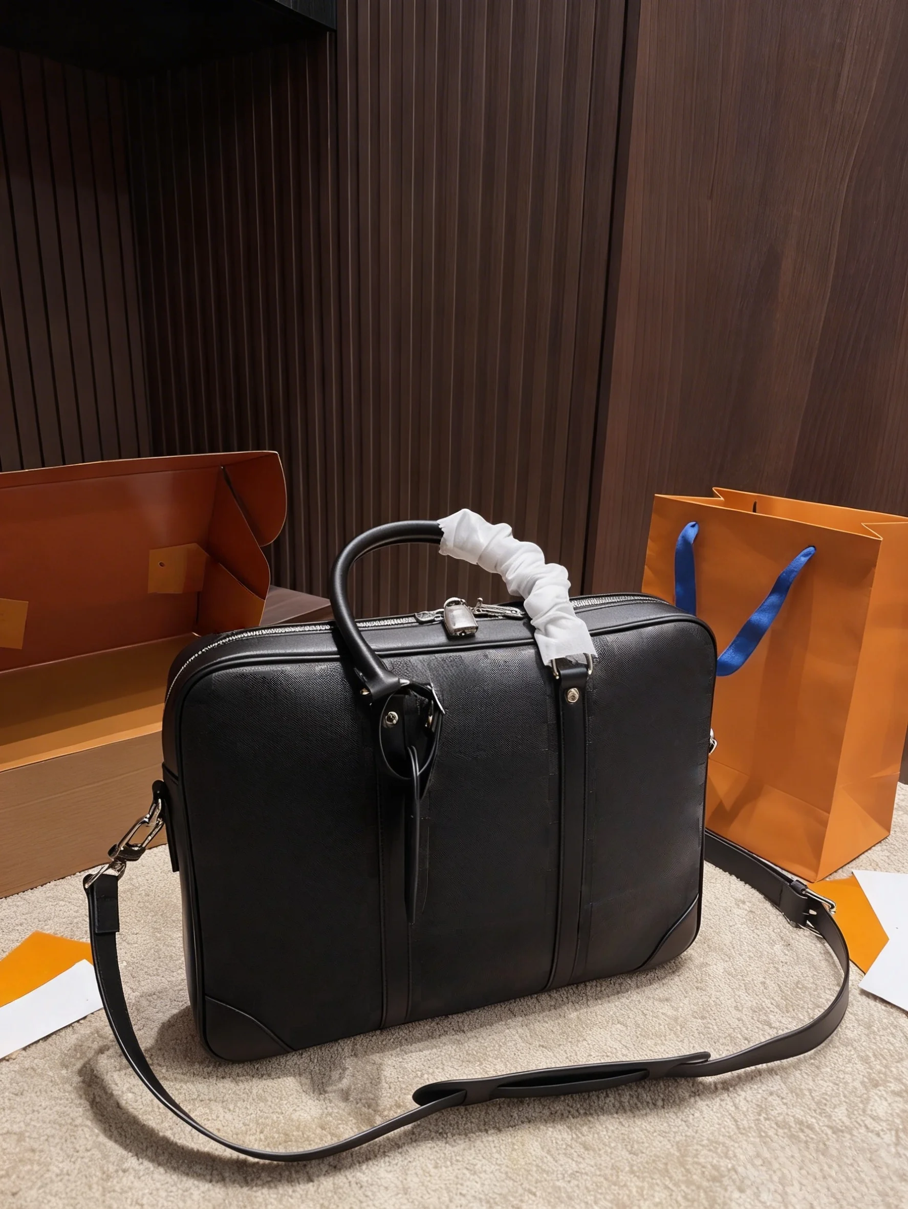 

2025 New SIZE: 36.5X27 CM Fashionable Versatile bags leather cherry Portable can be carried on the shoulder no boxes