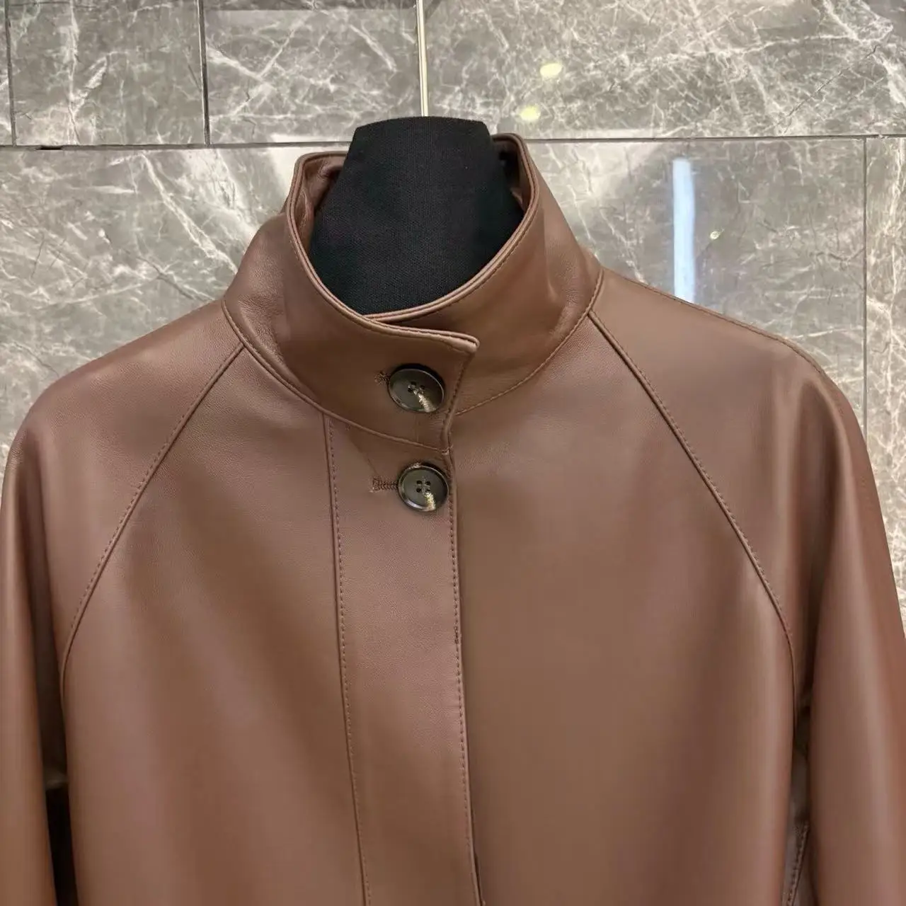 เสื้อแจ็คเก็ตหนังแท้คอตั้งสไตล์ลำลองสำหรับผู้หญิง พร้อมเข็มขัด