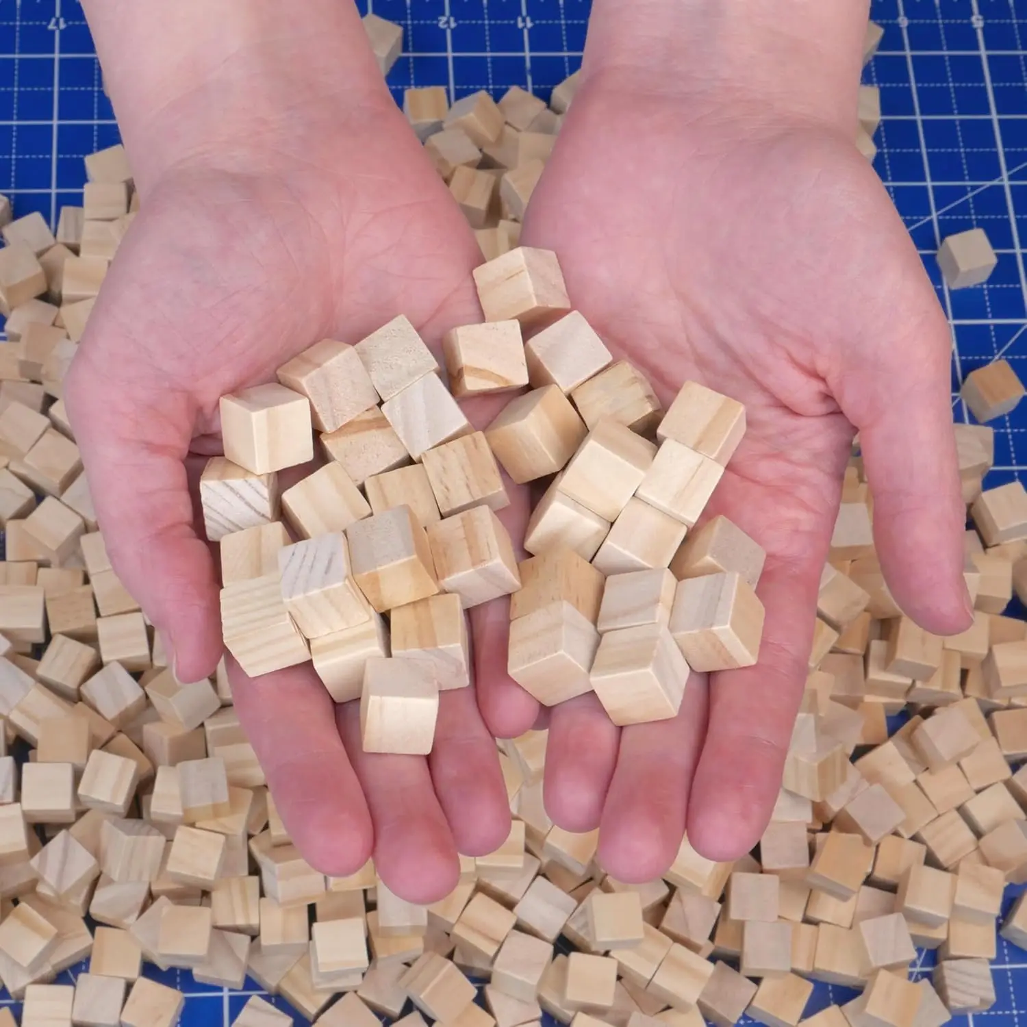 Holzwürfel – 100/200 Stück 1CM Unbehandelte Kiefernholzblöcke für Projekte, Basteln und DIY-Bauten – Detail 4