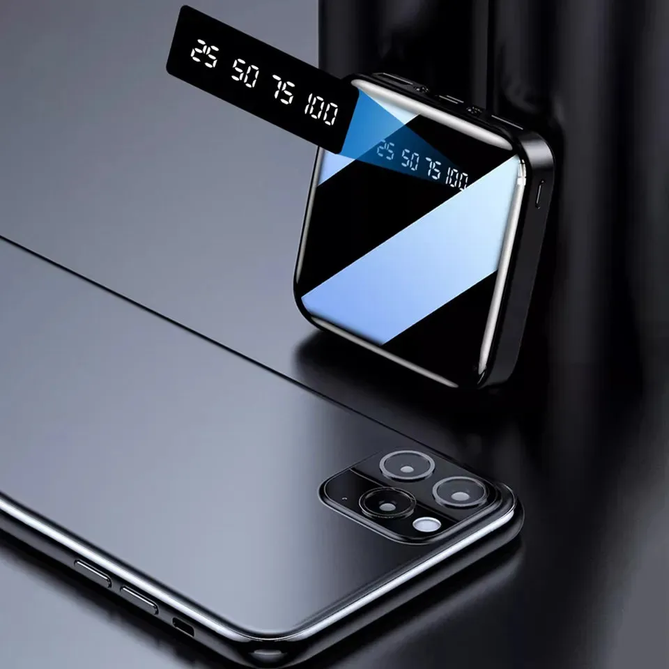 Power bank con finitura a specchio, leggero e portatile, dotato di più porte USB, protezione per la sicurezza del telefono cellulare, ideale per le escursioni.