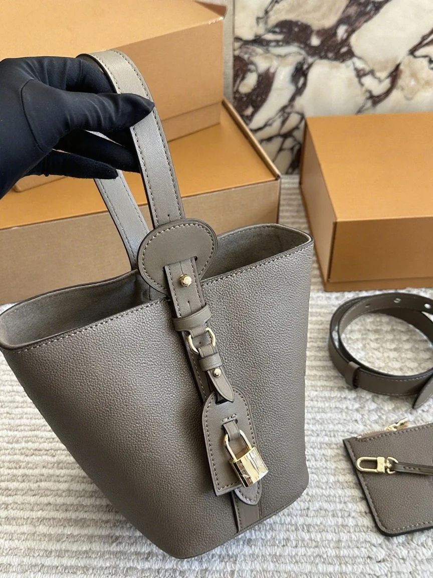 

2025 New SIZE: 18x20 CM Fashionable Versatile bags leather cherry Portable can be carried on the shoulder no boxes