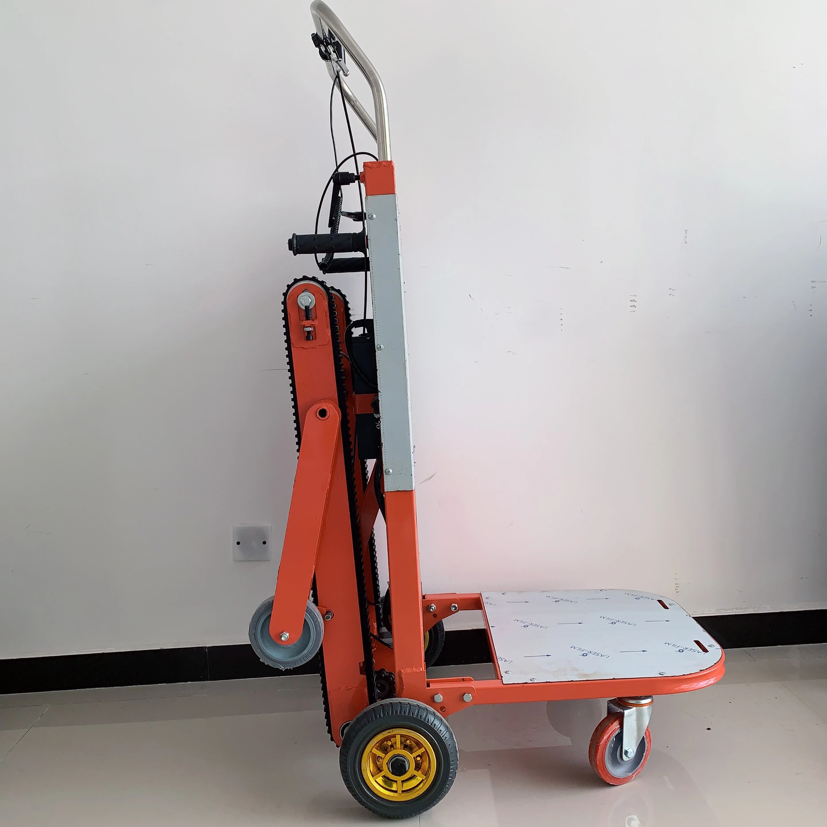 Chariot électrique monte-escaliers de qualité commerciale, robuste, rechargeable, haute capacité, avec une structure métallique robuste, adapté au transport de matériel de construction.