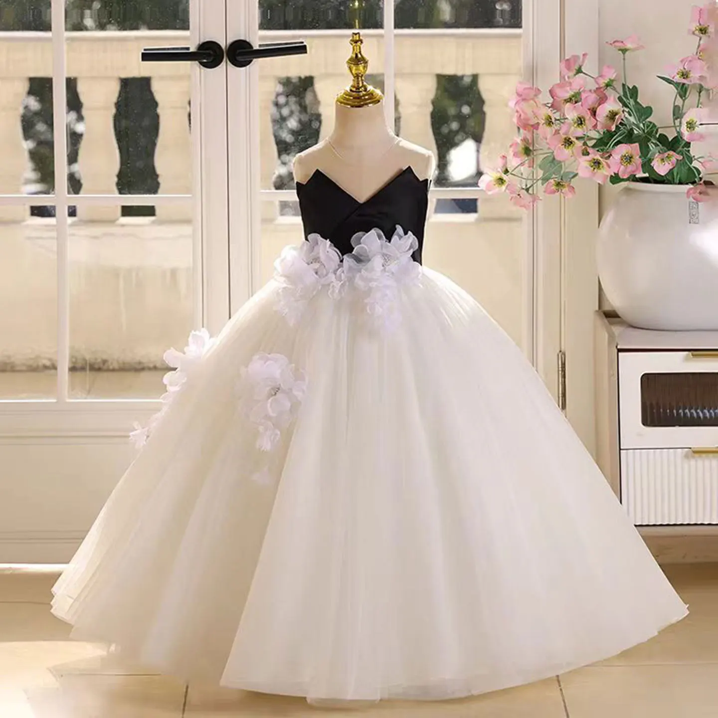 

Dreamy Vow D021 Элегантный черный топ с v-образным вырезом и аппликацией, белое тюлевое платье с цветочным узором для девочек, без рукавов, для свадьбы, дня рождения, вечеринки, выпускного вечера