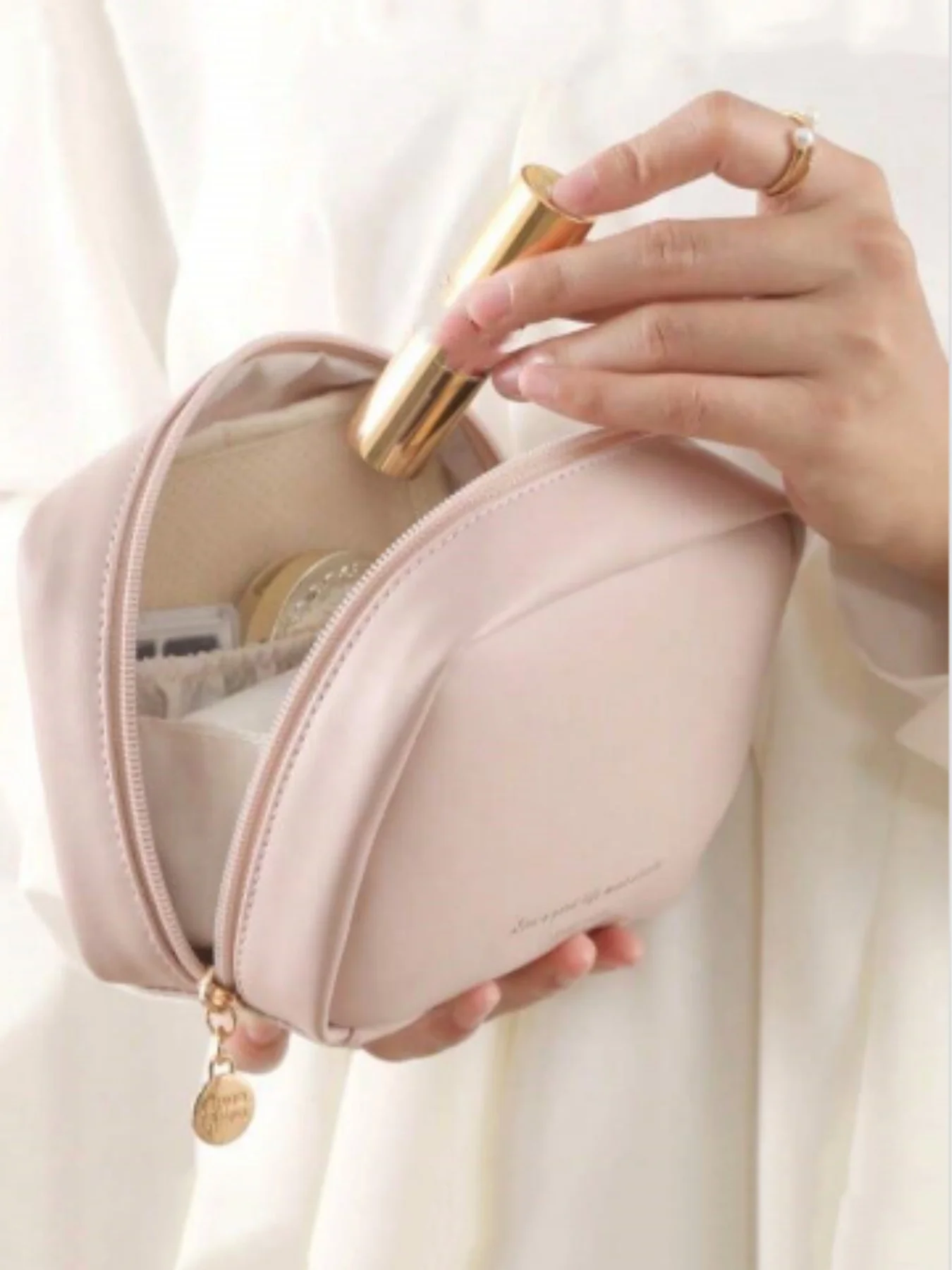 Light-Textured Appearance + Internal Partition Design, Can Neatly Store Lipsticks, Eyeshadows, and Other Small Makeup Items, Comes with a Decorative Pendant Suitable for Everyday Wear. It's Convenient to Carry a Bag with Makeup Essentials When Commuting, and Carrying a Complete Set of Makeup Accessories with You When Going on a Date Is a Must-Have Item for Girls Who Want to 