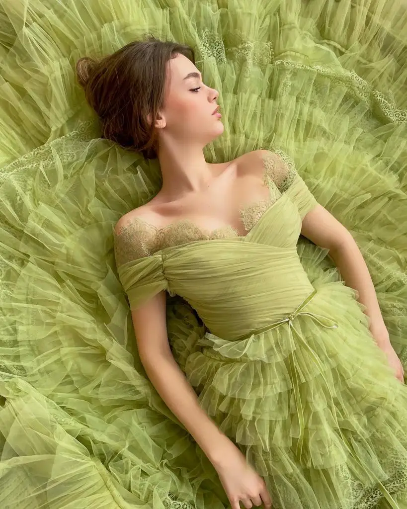 Off the Shoulder Lime Green Ruffles Tiered Tulle Prom Dresses A-Line Sleeveless Maxi Evening Party Gowns Formal Occasion Dresses