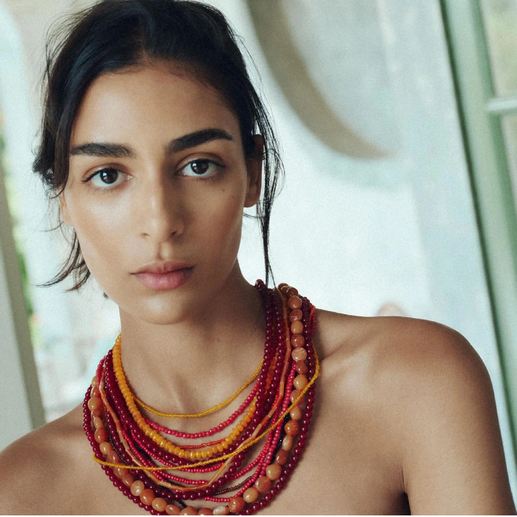 Collier multicouche de perles en résine acrylique Orange rouge pour femmes, bavoir tendance européen et américain, ras du cou, accessoires bijoux de cou