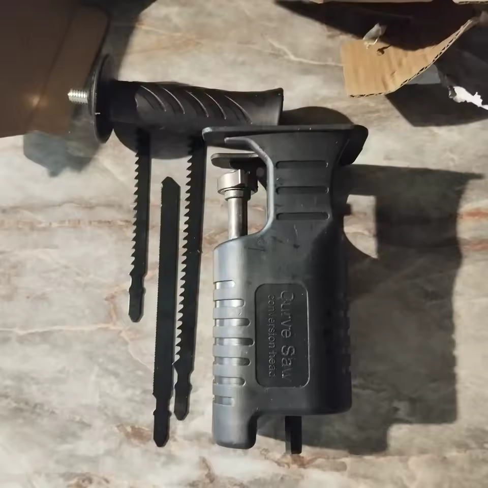 Cliente mostrando el adaptador de sierra FORGEX™