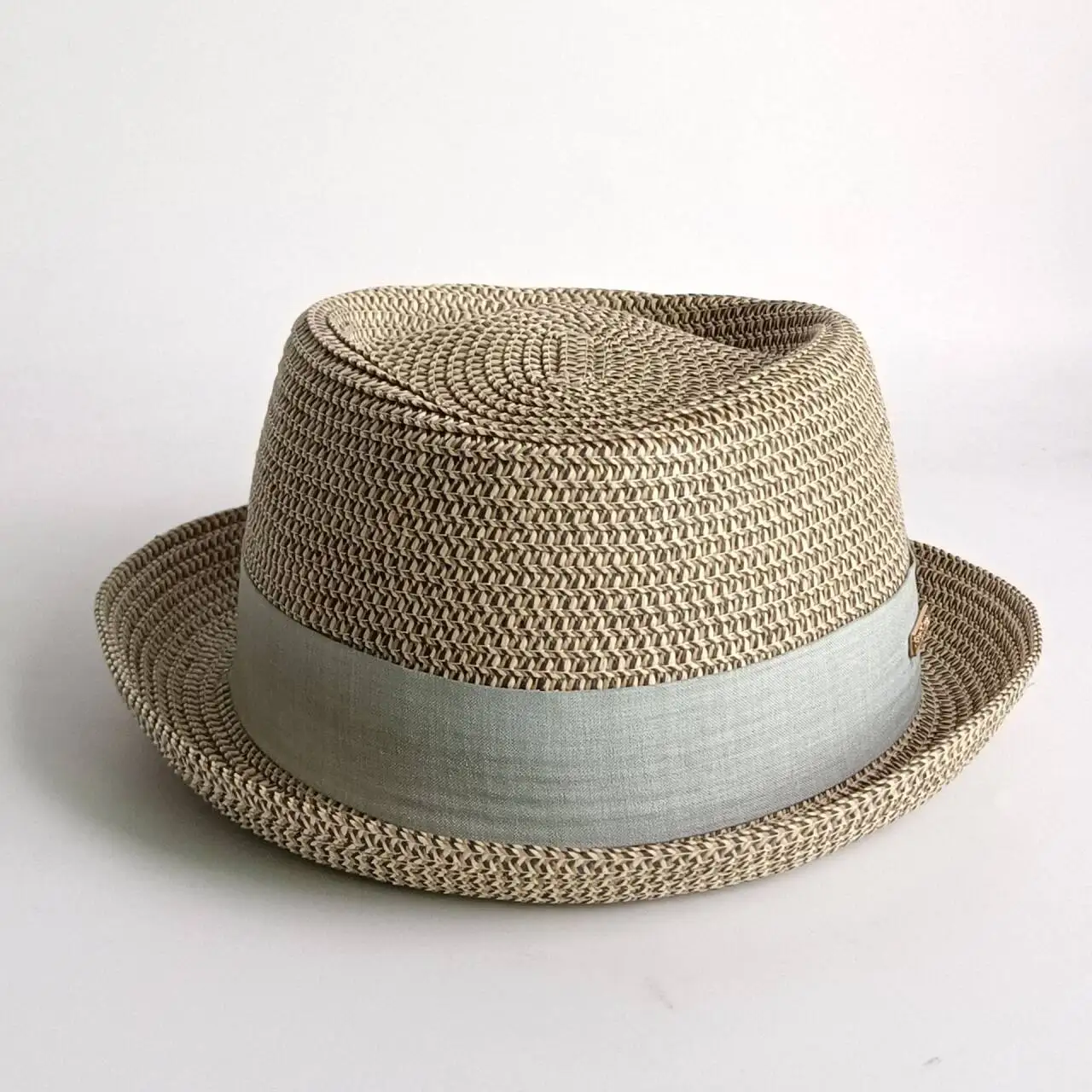 

Unisex Vintage Straw Fedora Hat Short Curved Brim Trilby Cap with Grey Fabric Band Metal Badge Breathable Woven Summer Sun Hat f