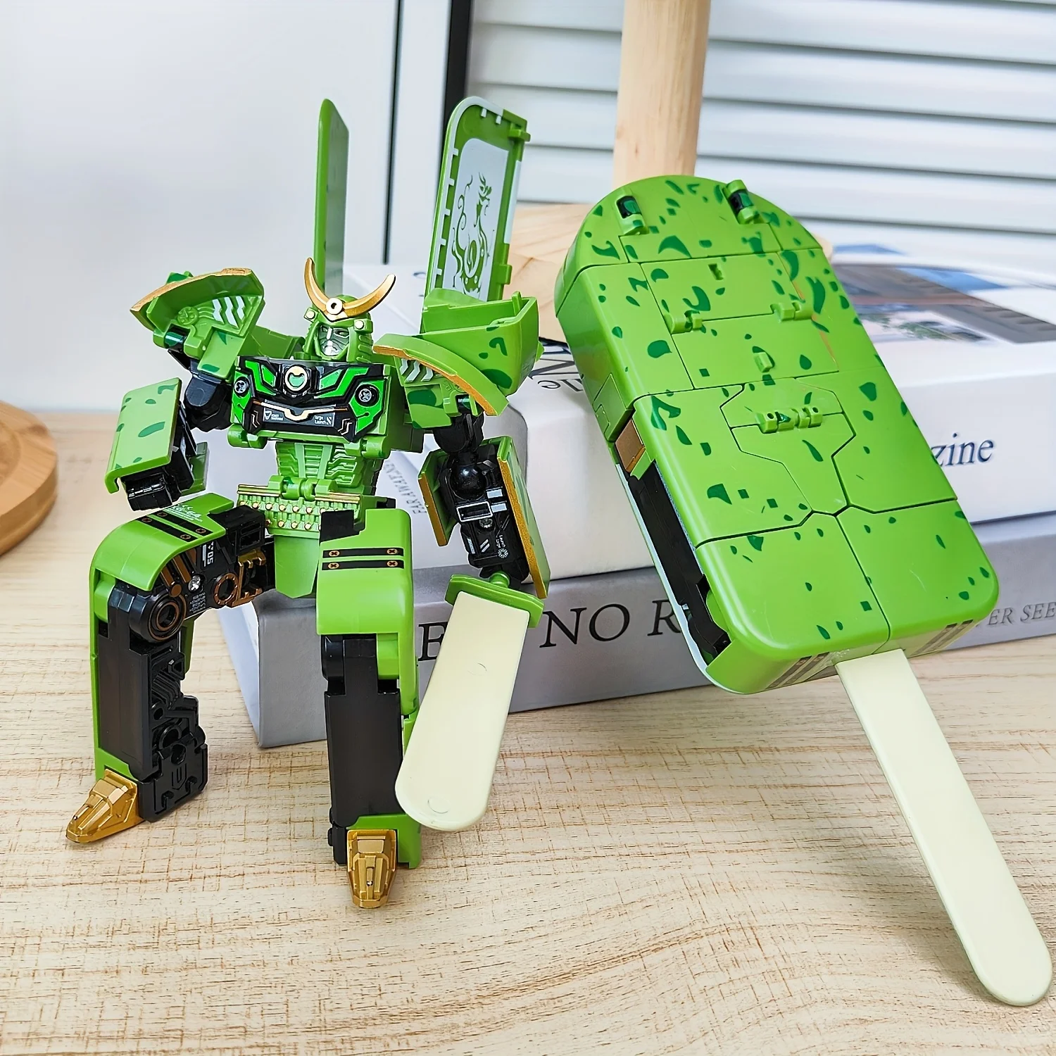 1 Piece Dual-Form Transforming Toy |   Creative Movable Jointed Ice Cream Robot Mecha Model Ornament, Simulates Ice Cream Puzzle Transformation Toy, Birthday and Christmas Gift, Mixed Color Anime Theme, Plastic Material.