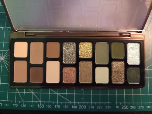 Chéeryep 16 Color Eye Shadow Plate Matte Shimmer Glitter Pressed Highly Pigmented Powder,Natural Velvet Texture Eye Shadow Kit photo review