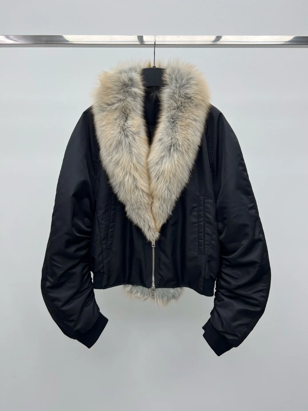 سترة كبيرة الحجم بياقة من فرو الثعلب وغطاء للرأس قابل للفصل 90% من ريش الأوز الأبيض معطف منتفخ حديث ملابس خروج عصرية للنساء شتوية