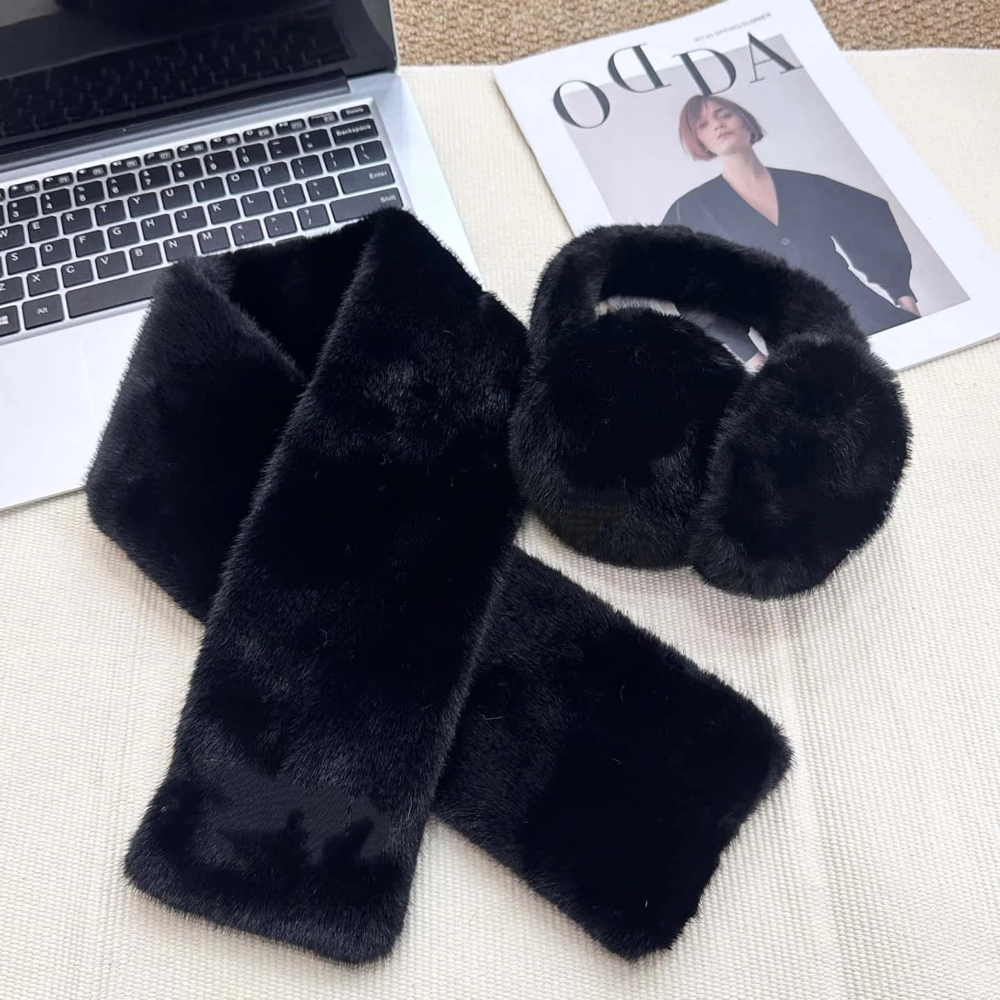 طقم وشاح للأذنين للسيدات لعام 2025 طقم شتاء دافئ كلاسيكي متعدد الاستخدامات طقم نسائي جديد بسيط للتزلج